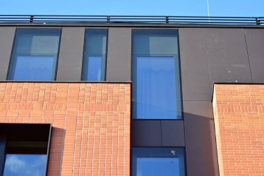 Büyük windows ile Bina Modern kınamak