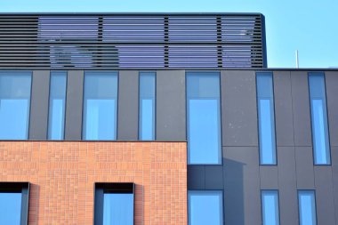 Modern şirket mimarisine sahip şehir manzarası ofis binaları - iş ve başarı kavramı
