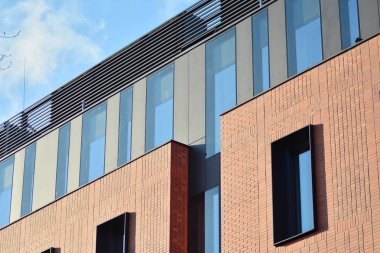 Modern şirket mimarisine sahip şehir manzarası ofis binaları - iş ve başarı kavramı