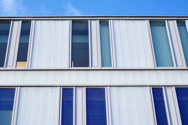 Modern şirket mimarisine sahip şehir manzarası ofis binaları - iş ve başarı kavramı