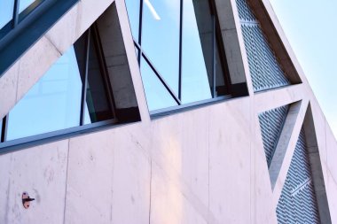 Modern cam ve beton binaya bakmanın soyut görüntüsü. Ofis binasının mimari dış ayrıntıları. 