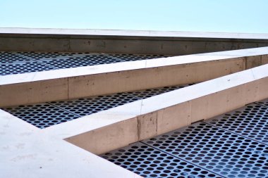 Modern cam ve beton binaya bakmanın soyut görüntüsü. Ofis binasının mimari dış ayrıntıları. 