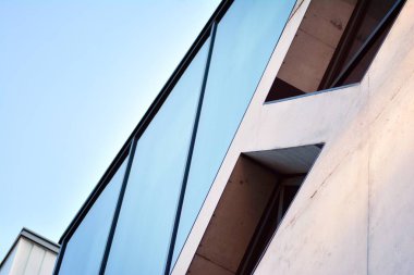 Modern cam ve beton binaya bakmanın soyut görüntüsü. Ofis binasının mimari dış ayrıntıları. 