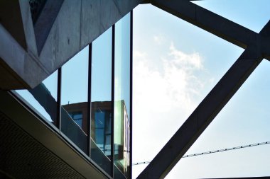 Modern cam ve beton binaya bakmanın soyut görüntüsü. Ofis binasının mimari dış ayrıntıları. 