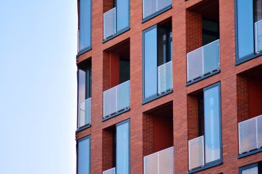 Büyük windows ile Bina Modern kınamak