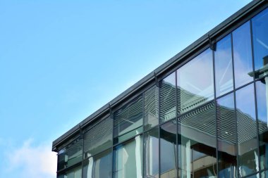 gökyüzü yansıyan bir modern Cam cephe bina