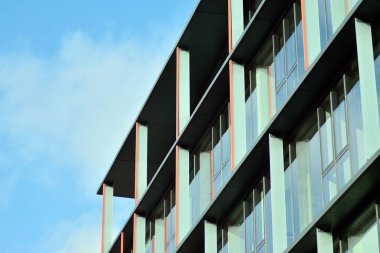 gökyüzü yansıyan bir modern Cam cephe bina