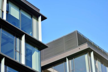 gökyüzü yansıyan bir modern Cam cephe bina