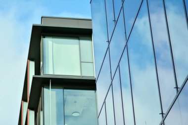 gökyüzü yansıyan bir modern Cam cephe bina