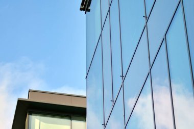 gökyüzü yansıyan bir modern Cam cephe bina