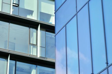 gökyüzü yansıyan bir modern Cam cephe bina