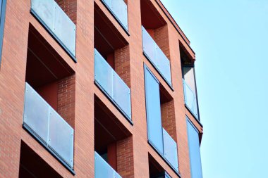 Büyük windows ile Bina Modern kınamak