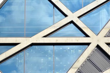 Modern cam ve beton binaya bakmanın soyut görüntüsü. Ofis binasının mimari dış ayrıntıları. 