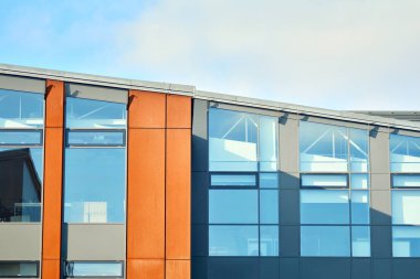 gökyüzü yansıyan bir modern Cam cephe bina