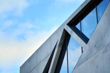 Modern cam ve beton binaya bakmanın soyut görüntüsü. Ofis binasının mimari dış ayrıntıları. 