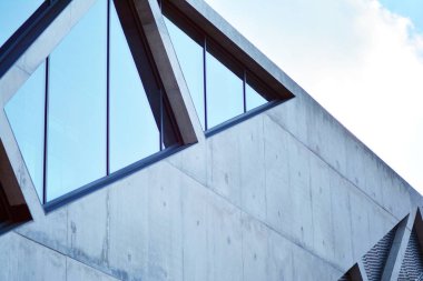 Modern cam ve beton binaya bakmanın soyut görüntüsü. Ofis binasının mimari dış ayrıntıları. 