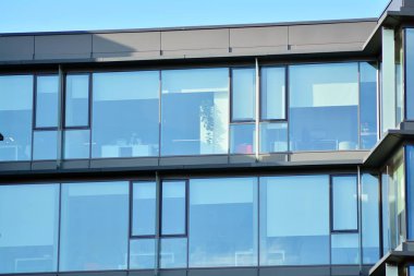 gökyüzü yansıyan bir modern Cam cephe bina