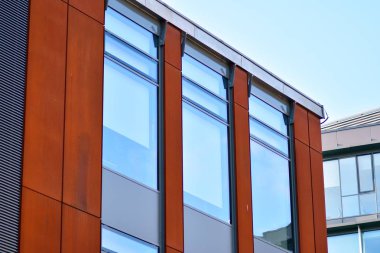 gökyüzü yansıyan bir modern Cam cephe bina