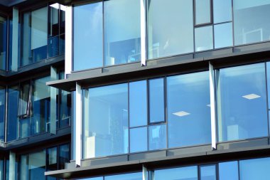 gökyüzü yansıyan bir modern Cam cephe bina