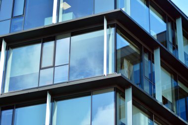 gökyüzü yansıyan bir modern Cam cephe bina