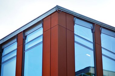 gökyüzü yansıyan bir modern Cam cephe bina