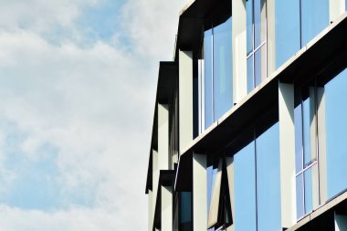 gökyüzü yansıyan bir modern Cam cephe bina