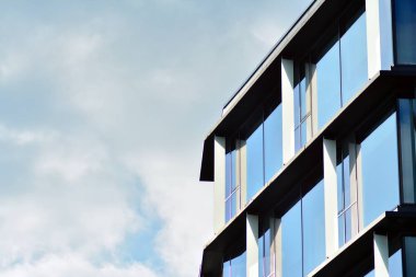 gökyüzü yansıyan bir modern Cam cephe bina