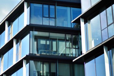 gökyüzü yansıyan bir modern Cam cephe bina