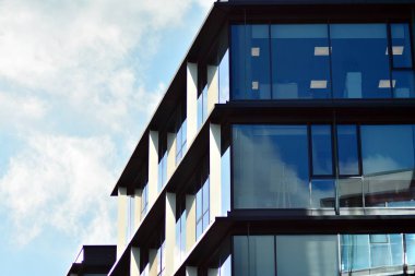 gökyüzü yansıyan bir modern Cam cephe bina