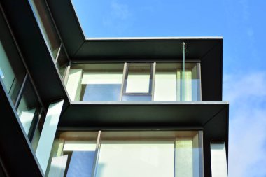 gökyüzü yansıyan bir modern Cam cephe bina