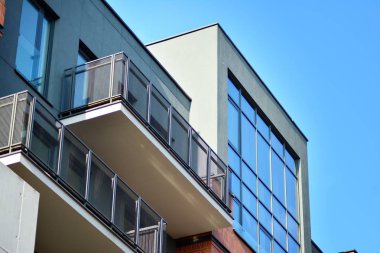 Büyük windows ile Bina Modern kınamak