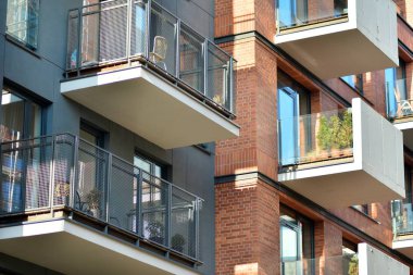 Büyük windows ile Bina Modern kınamak