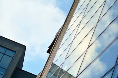 gökyüzü yansıyan bir modern Cam cephe bina