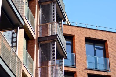 Büyük windows ile Bina Modern kınamak