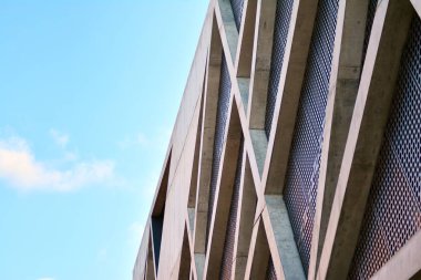 Modern cam ve beton binaya bakmanın soyut görüntüsü. Ofis binasının mimari dış ayrıntıları. 