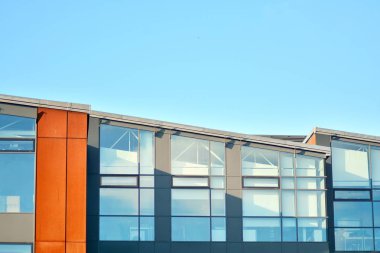 gökyüzü yansıyan bir modern Cam cephe bina