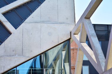 Modern cam ve beton binaya bakmanın soyut görüntüsü. Ofis binasının mimari dış ayrıntıları. 