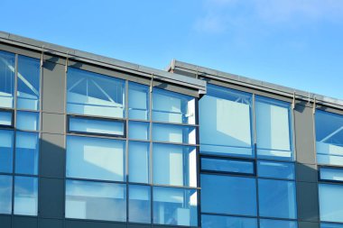 gökyüzü yansıyan bir modern Cam cephe bina