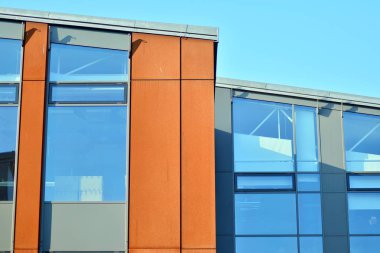 gökyüzü yansıyan bir modern Cam cephe bina