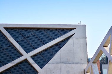 Modern cam ve beton binaya bakmanın soyut görüntüsü. Ofis binasının mimari dış ayrıntıları. 