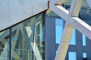 Modern cam ve beton binaya bakmanın soyut görüntüsü. Ofis binasının mimari dış ayrıntıları. 