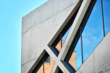 Modern cam ve beton binaya bakmanın soyut görüntüsü. Ofis binasının mimari dış ayrıntıları. 
