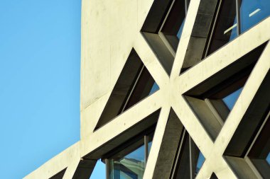 Modern cam ve beton binaya bakmanın soyut görüntüsü. Ofis binasının mimari dış ayrıntıları. 