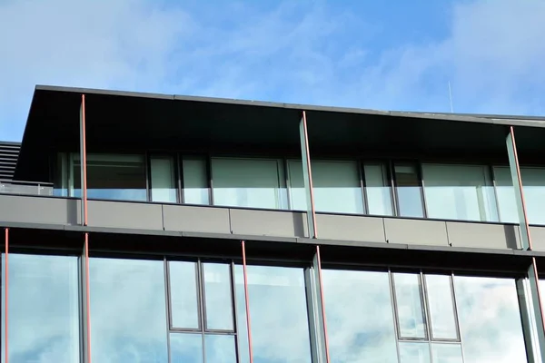 Céu Refletido Uma Fachada Vidro Edifício Moderno — Fotografia de Stock