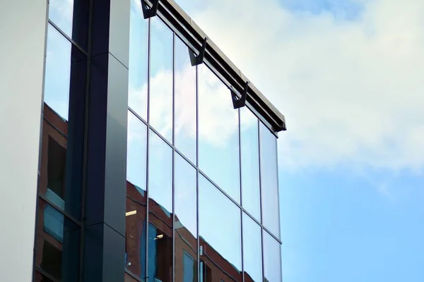 Cielo Reflejado Una Fachada Vidrio Edificio Moderno — Foto de Stock