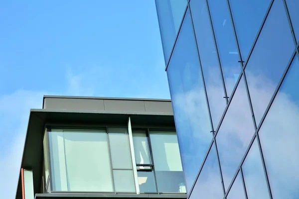 Cielo Reflejado Una Fachada Vidrio Edificio Moderno — Foto de Stock