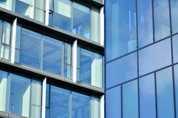 Cielo Reflejado Una Fachada Vidrio Edificio Moderno — Foto de Stock