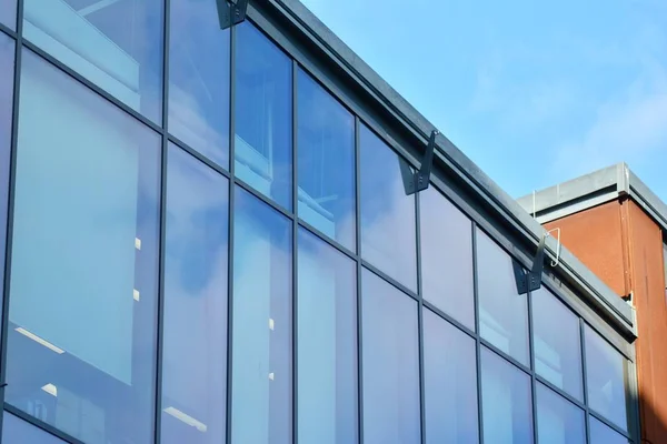Cielo Reflejado Una Fachada Vidrio Edificio Moderno — Foto de Stock