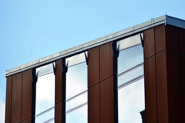 Cielo Reflejado Una Fachada Vidrio Edificio Moderno — Foto de Stock