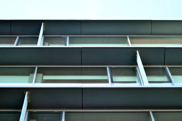 Lucht Weerspiegeld Een Modern Gebouw Glazen Gevel — Stockfoto